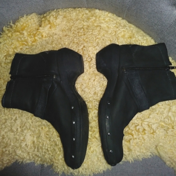 Merrell black leather boots. - Picture 3 of 7